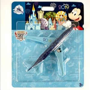 DISNEY PARKS 2019 AUTHENTIC PLANE SEALED BRAND NEW